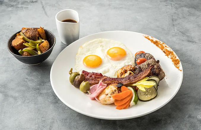 ステーキと卵の朝食プレート